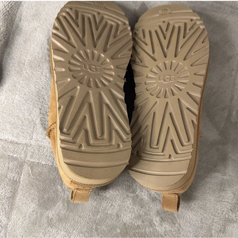 UGG Cream Shearling Lined Footwear - Picture 5 of 7